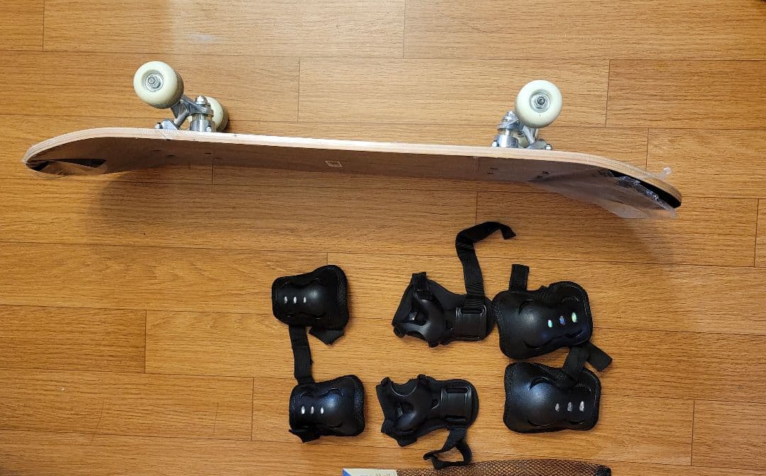 スケートボードとプロテクターセット