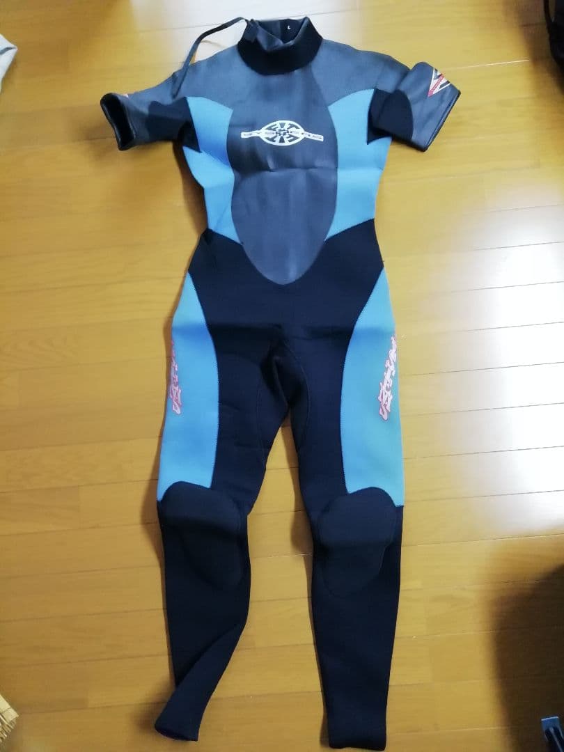 FITSYSTEMSのウエットスーツです。