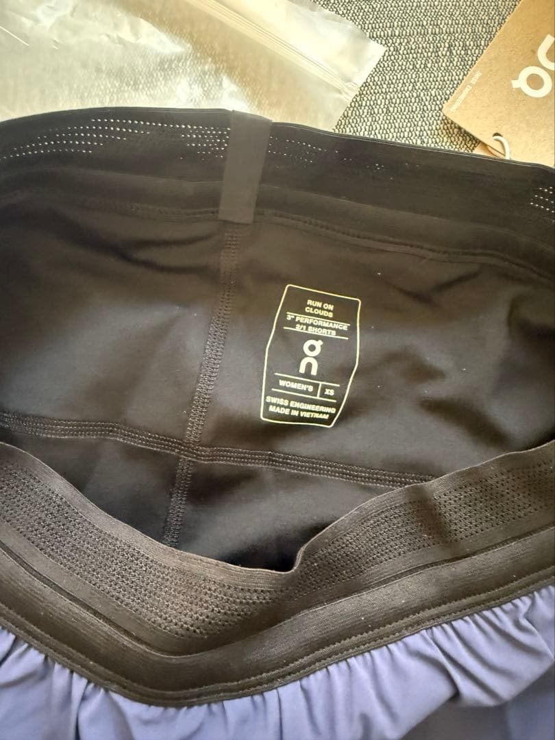 on 3パフォーマンス2/1ショーツ　xs 新品　オン　ランニング