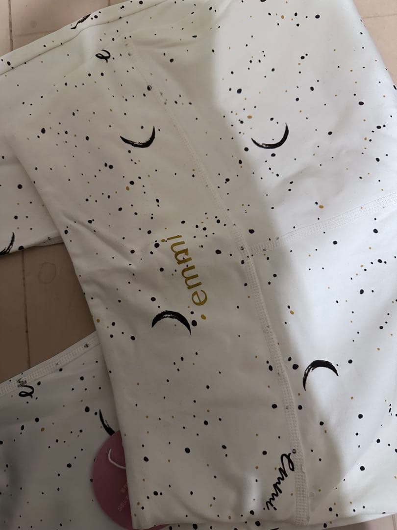 新品タグ付き　emmi 月と星のプリントレギンス