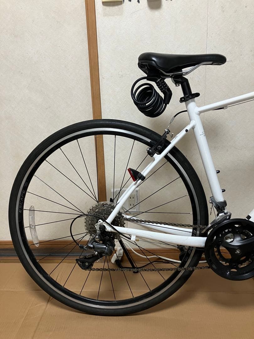 GIANT ESCAPE R DROPホワイトクロスバイク 速度計、鍵付き
