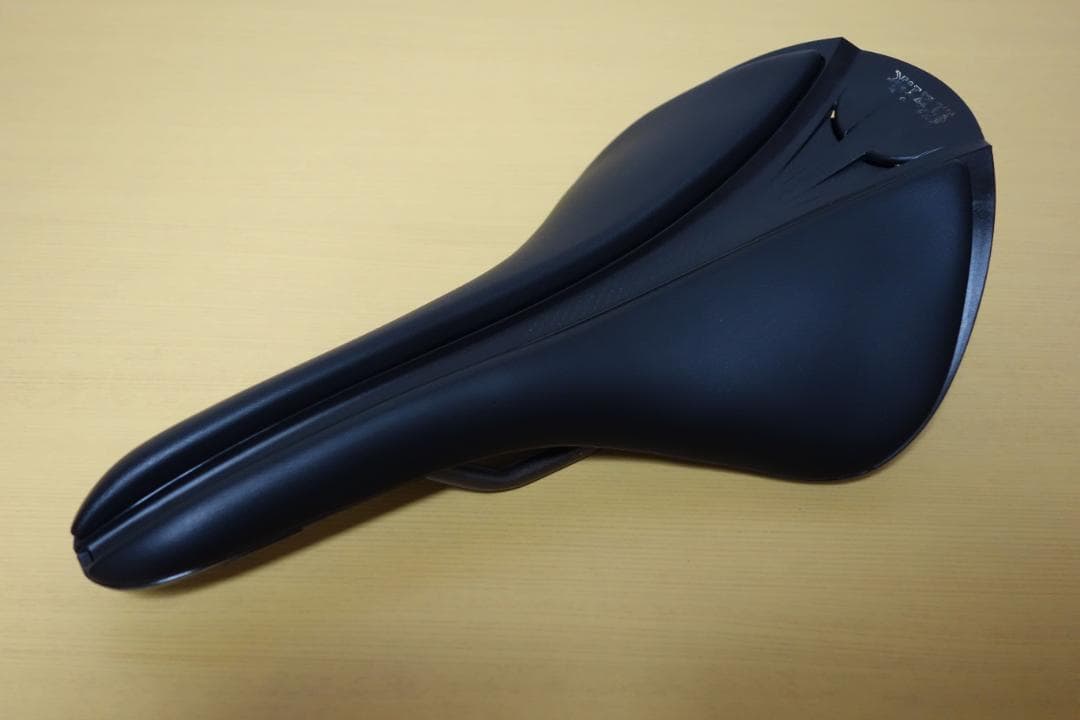 fi'zi:k フィジーク アリアンテ サドル 152mm
