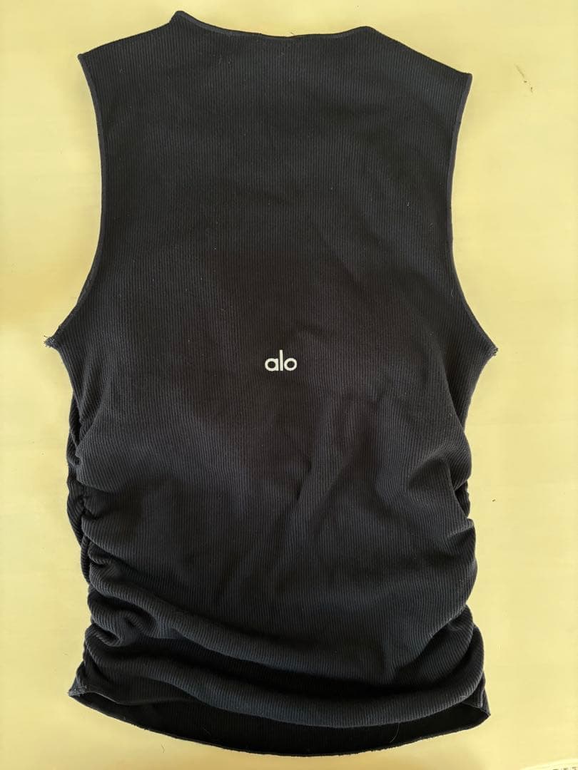 【alo】リブカップ付黒タンクトップ　Ribbed En Pointe Tank