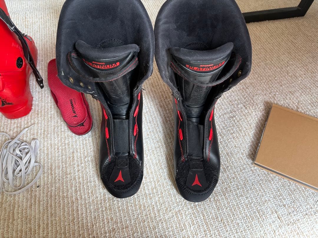 赤いスキー ブーツ バックル付き