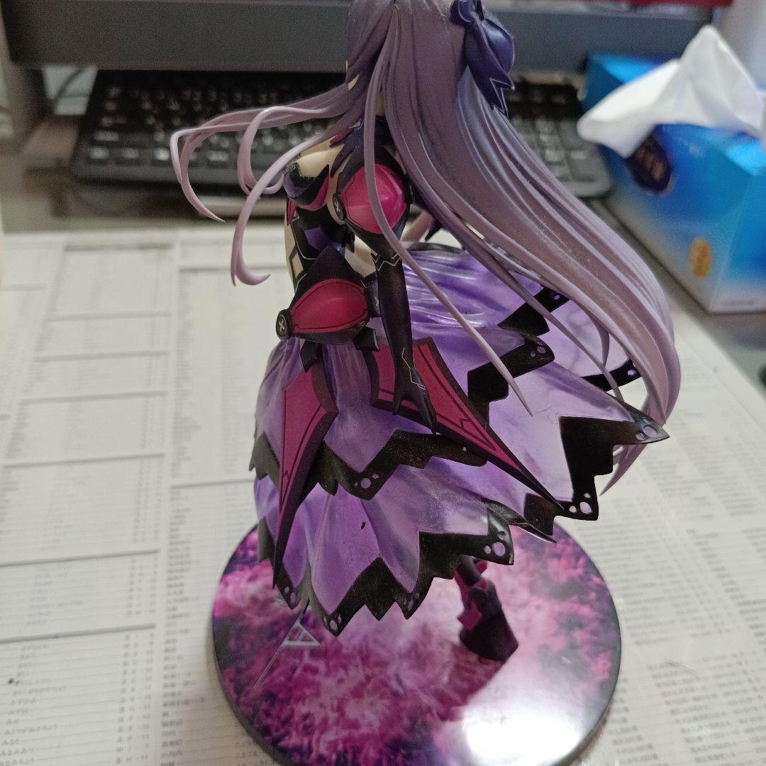 紫の衣装 フィギュア