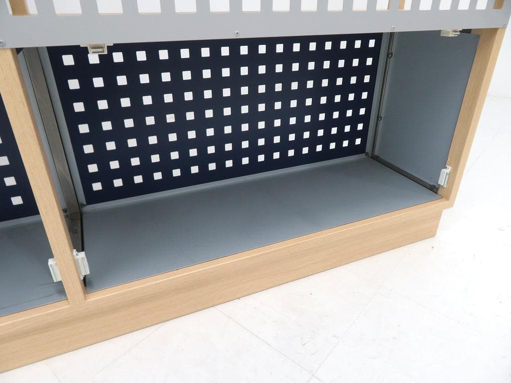 展示品　大型　有孔　パンチング　ショーケー　店舗什器　飾り棚　シェルフ