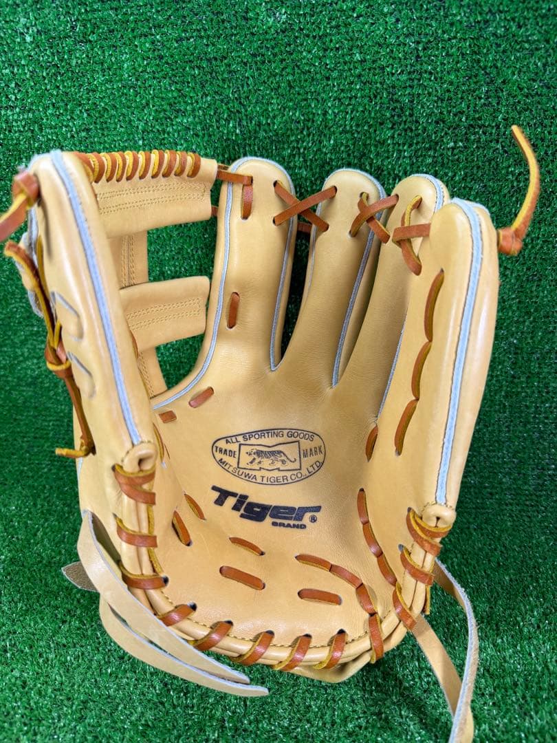 受注生産品　ミツワタイガー　硬式　内野手　掛布モデル