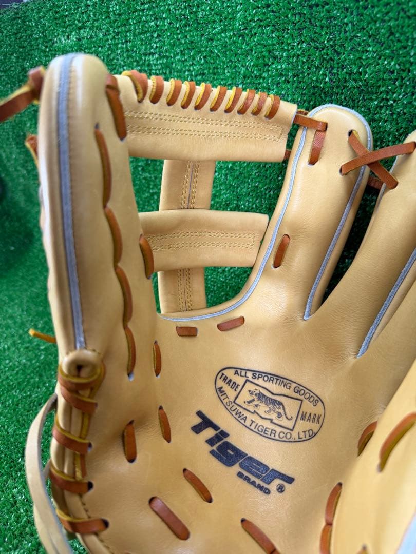 受注生産品　ミツワタイガー　硬式　内野手　掛布モデル
