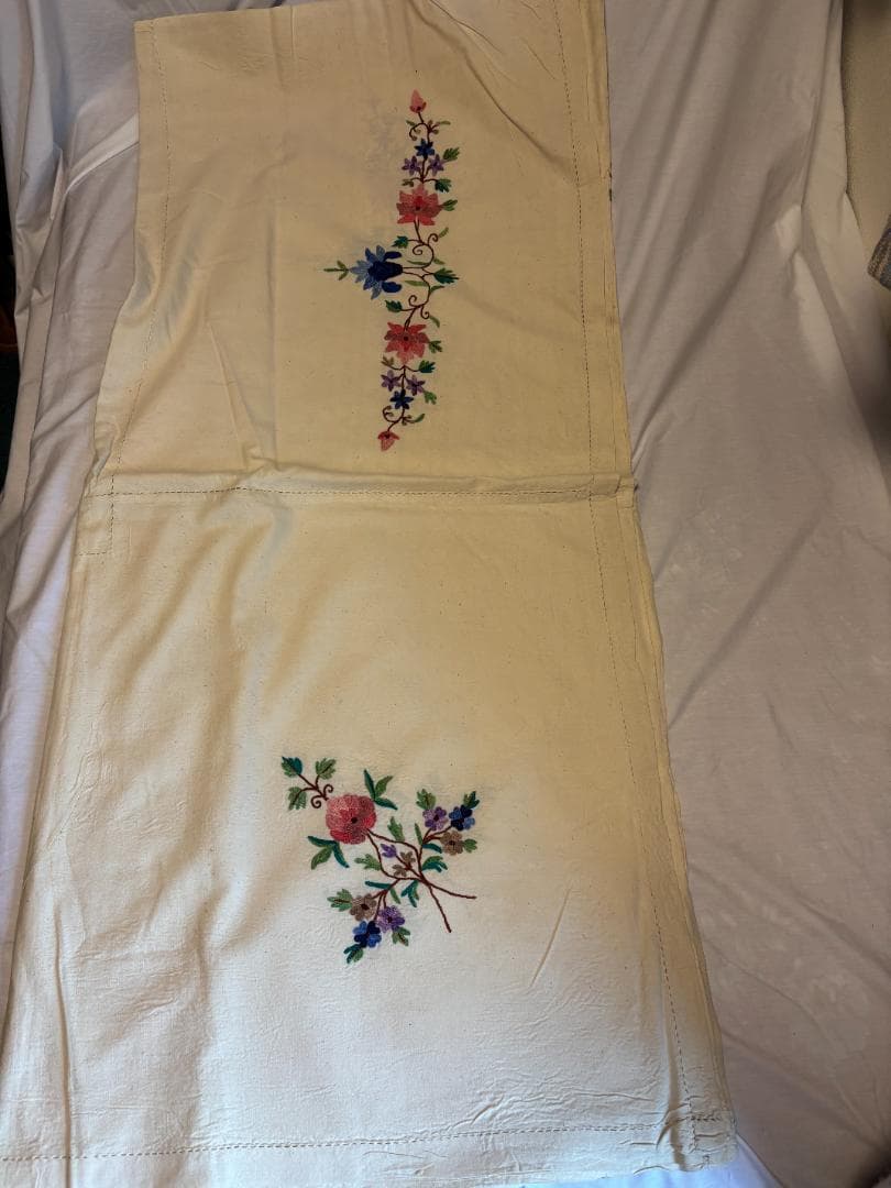 花柄刺繍アイボリー色　テーブルクロス