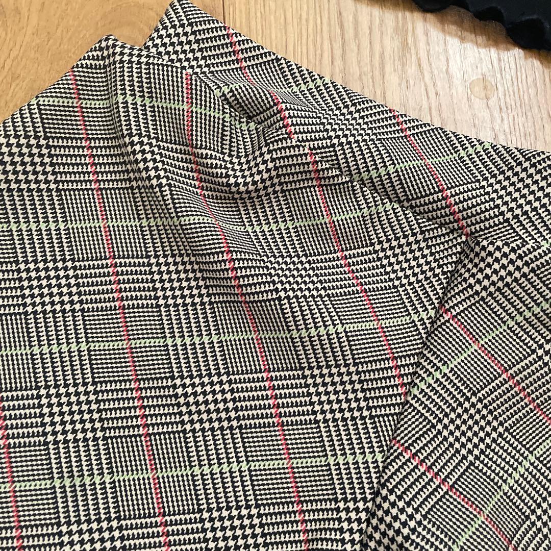 オフショルダー ブラックトップス チェック柄ショートパンツ