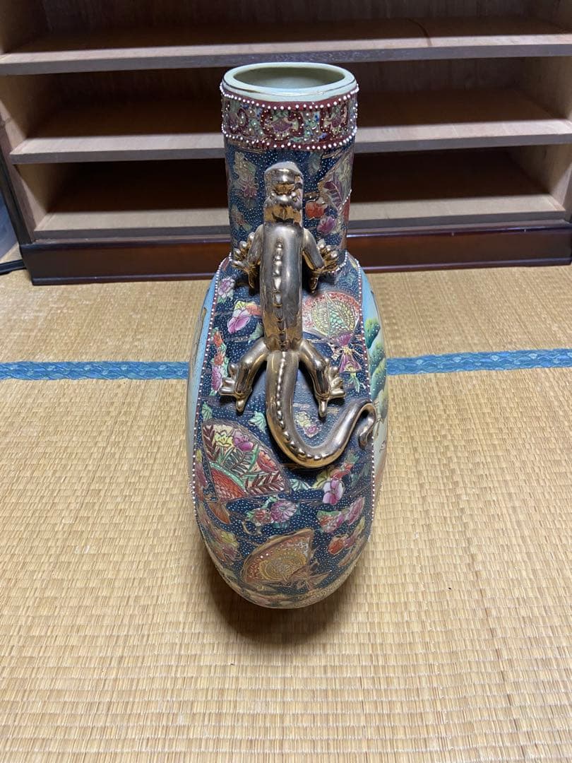 荘厳な アンティークの 竜の模様の 平たい形の 壺 花瓶