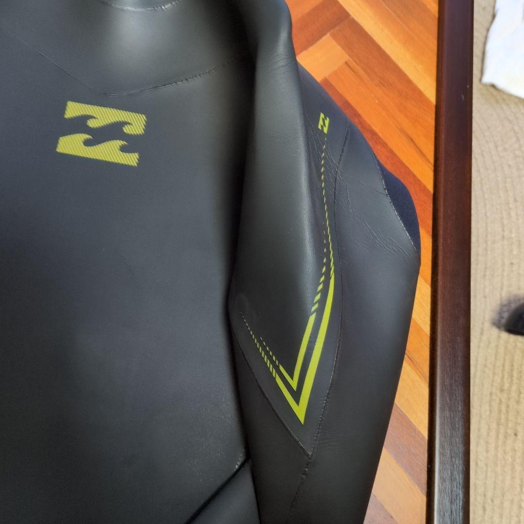 Billabong ブラック タッパー 背面ジッパー