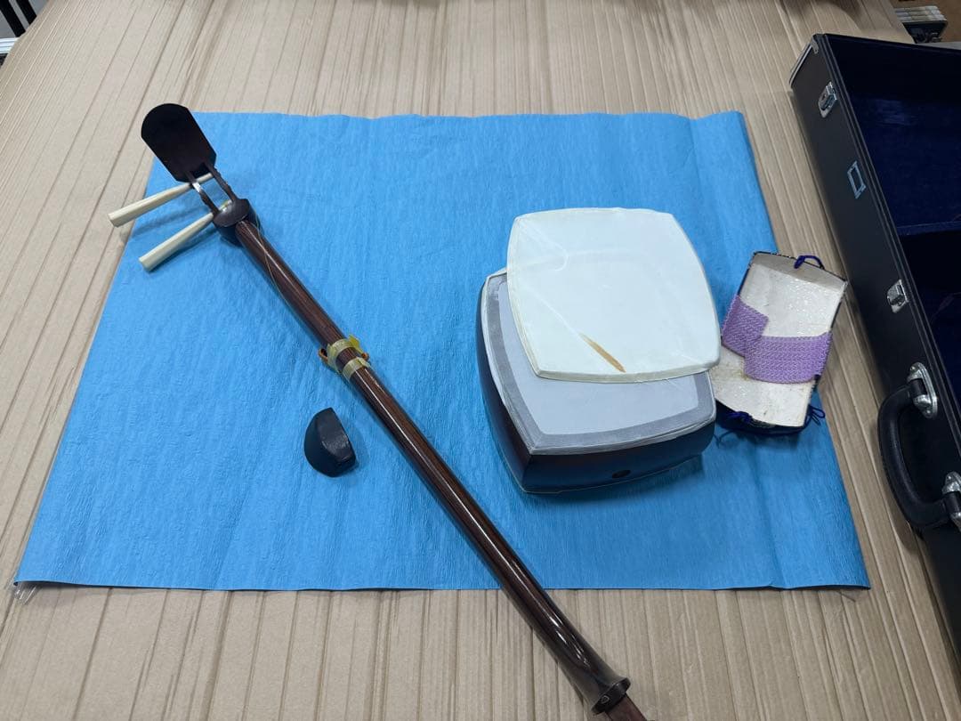 【三味線 細棹 三つ折り ハードケース付 皮破れあり　和楽器】
