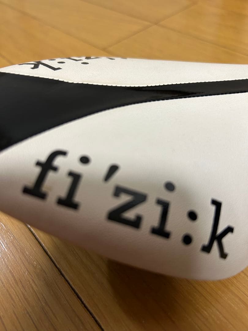 fi'zi:k サドル　中古　 ホワイト/ブラック