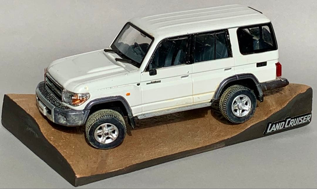 ランドクルーザー 70 カラーサンプル 悪路走破 展示台付きジオラマ 鑑賞品