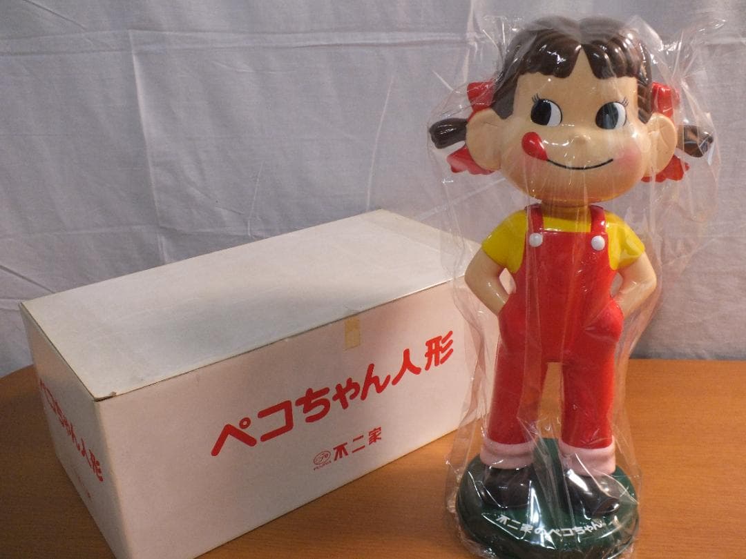 ペコちゃん 50周年記念ピンズセット　首振り人形　未使用美品　575K〇