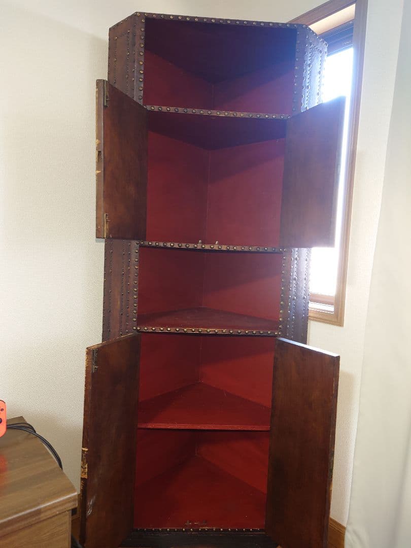 スペイン風鋲打ちアンティーク家具(コーナーキャビネット)