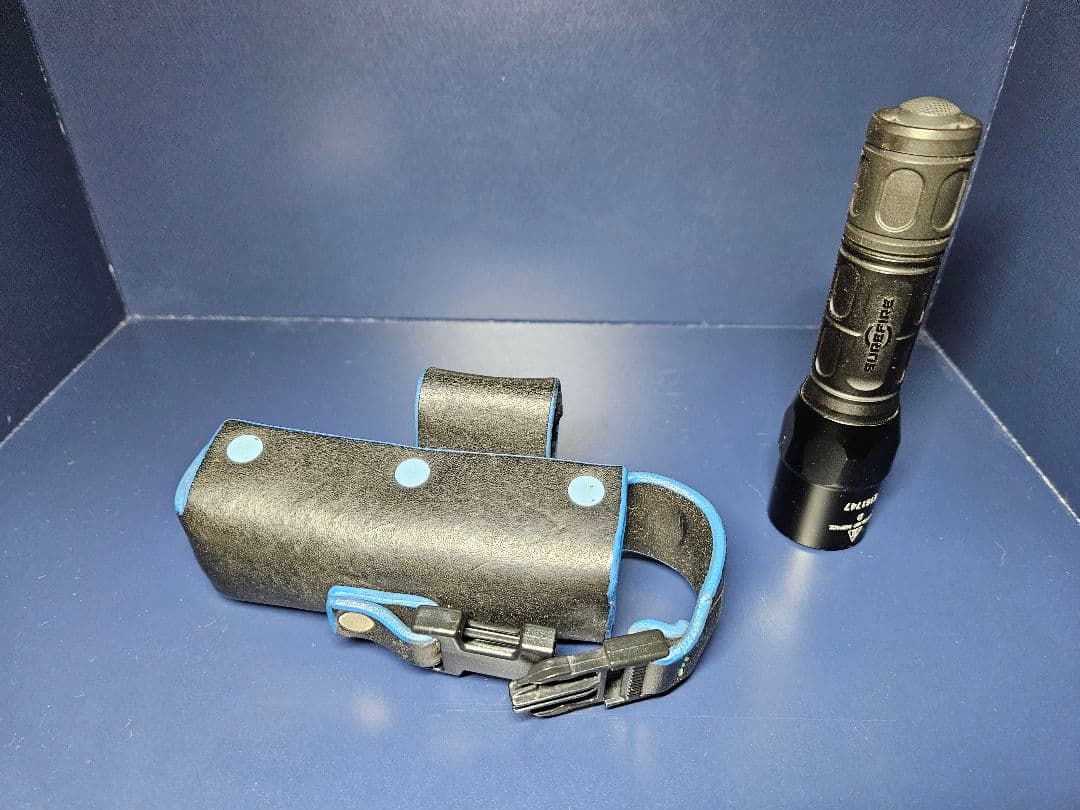 SureFire フラッシュライト ホルスター付き