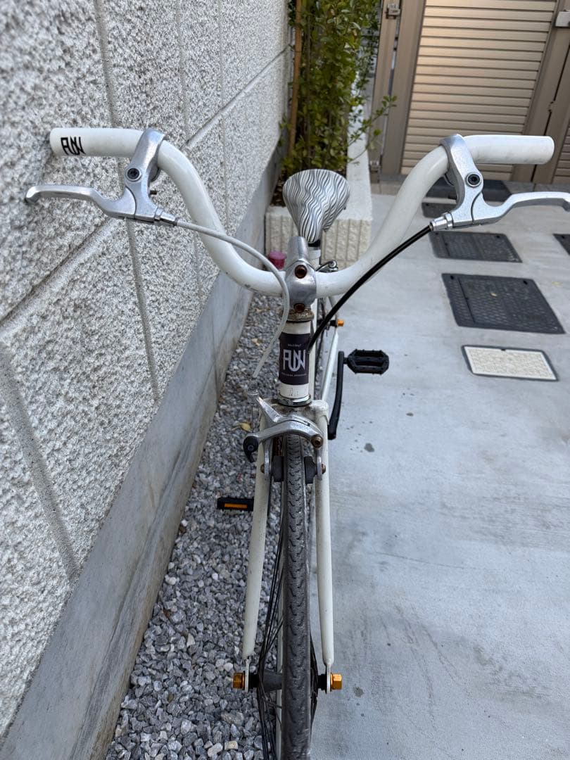 オールホワイトのスタイリッシュクロスバイク FUN 自転車