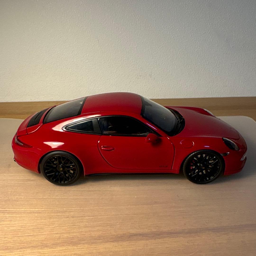 シュコー　ポルシェ 911 GTS レッド 1/18 ミニカー