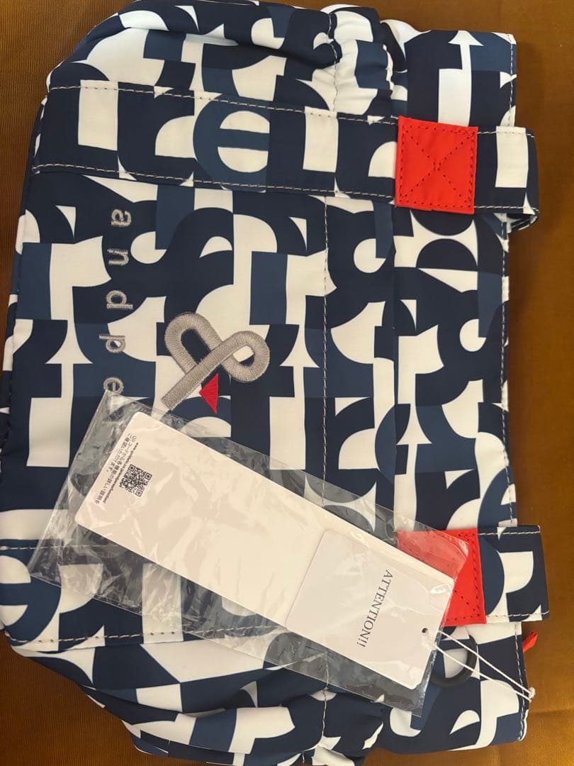 and per se ロゴプリントバッグ 中型
