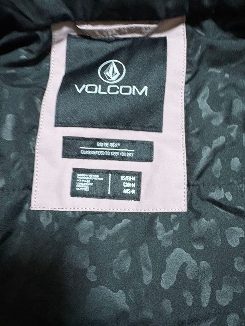 VOLCOMレディース　スノーウェア　スノボウェア　スキーウェア　ピンク
