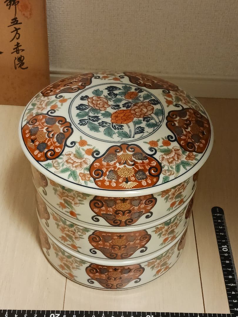 有田焼　賞美堂　其泉窯　染錦五方赤濃　三段重　金彩古伊万里　色絵　蓋付き