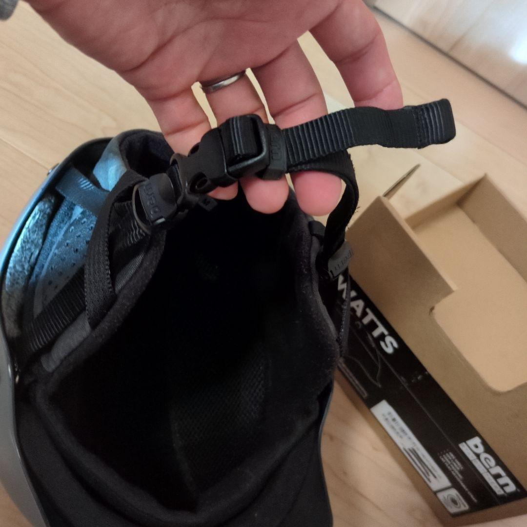 スノーボード　ヘルメット　バーンbern インナーBoA調節付き耳付きグレー