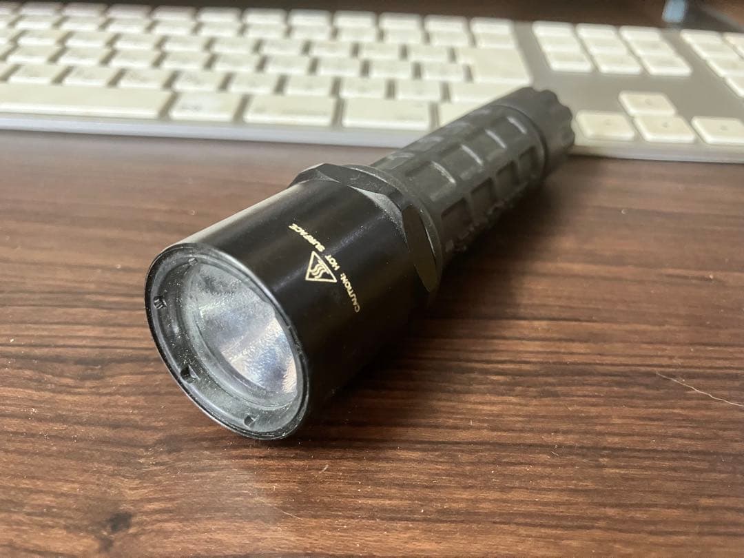 中古　新品非充電リチウム電池12本付けますLED懐中電灯