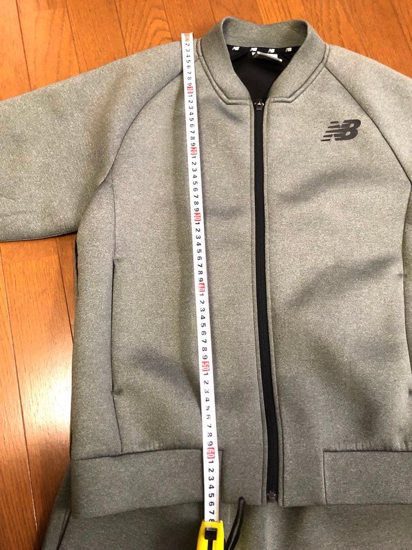 New Balance オリーブグリーン アウターとパンツセット