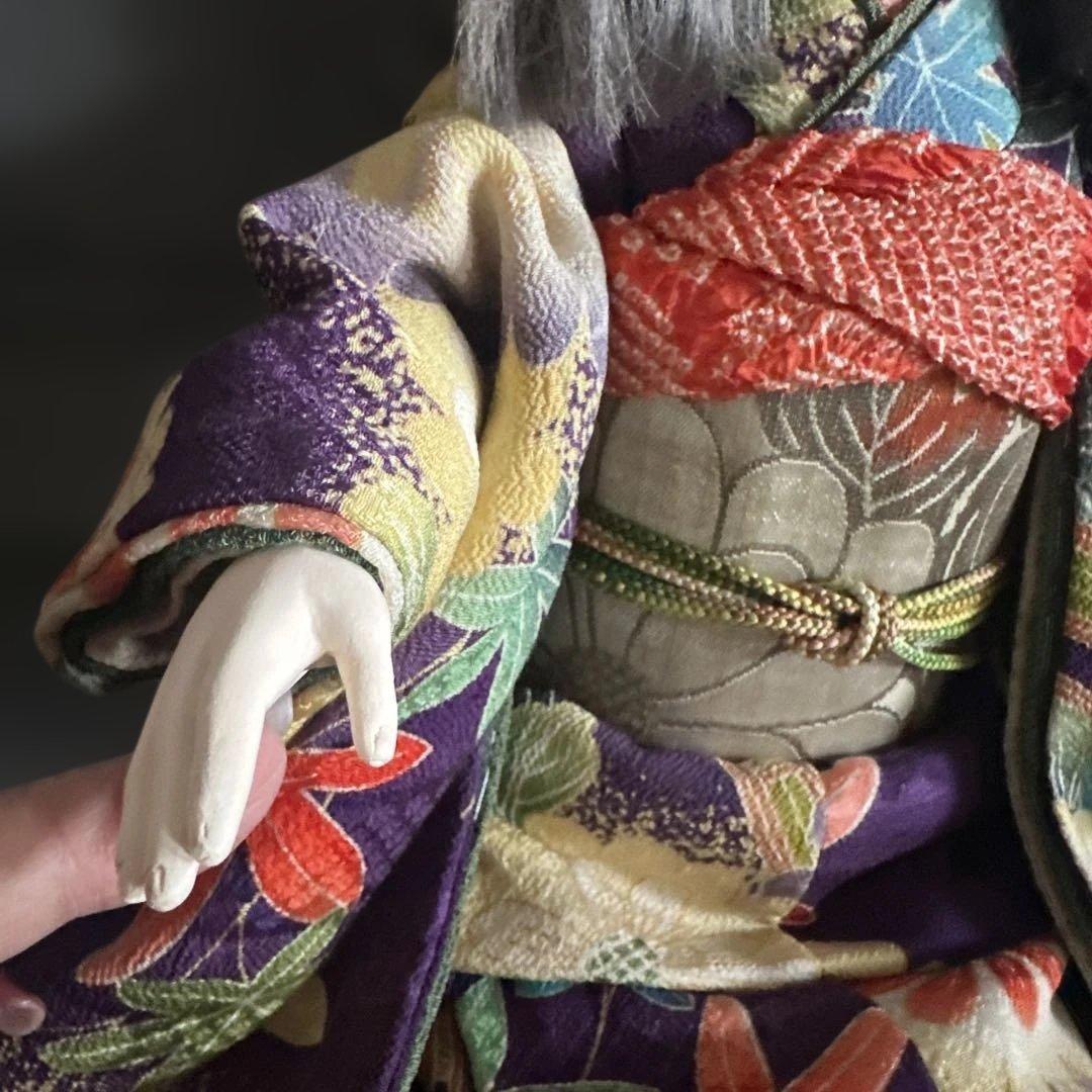 伝統的な和服の陶器製人形　お振袖　珍しい髪色