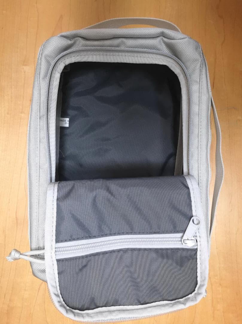 未使用保管品 BRIEFINGのシューズケース(シルバー)