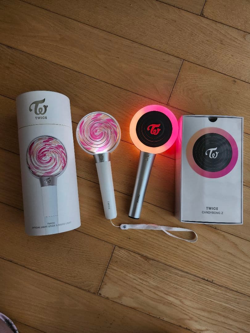 【TWICE公式グッズまとめ売り】 ペンライトとラブリーグッズのセットです！