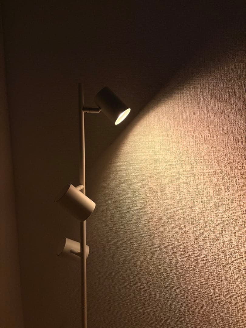 【美品】IKEA NYMÅNE ニーモーネ フロアランプ　ホワイト　LED電球