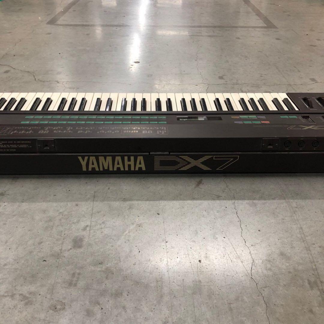 ヤマハ シンセサイザー DX7 ハードケース付き 61鍵盤 32音色