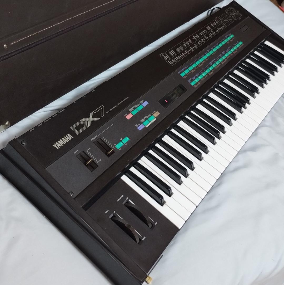 「 DX7 」YAMAHA・FM音源搭載デジタルシンセサイザー・ハードケース付き