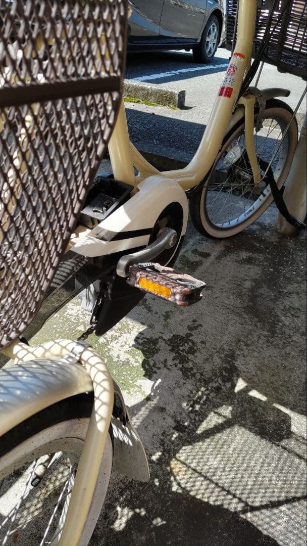 ホワイト三輪自転車 前面バスケット付き