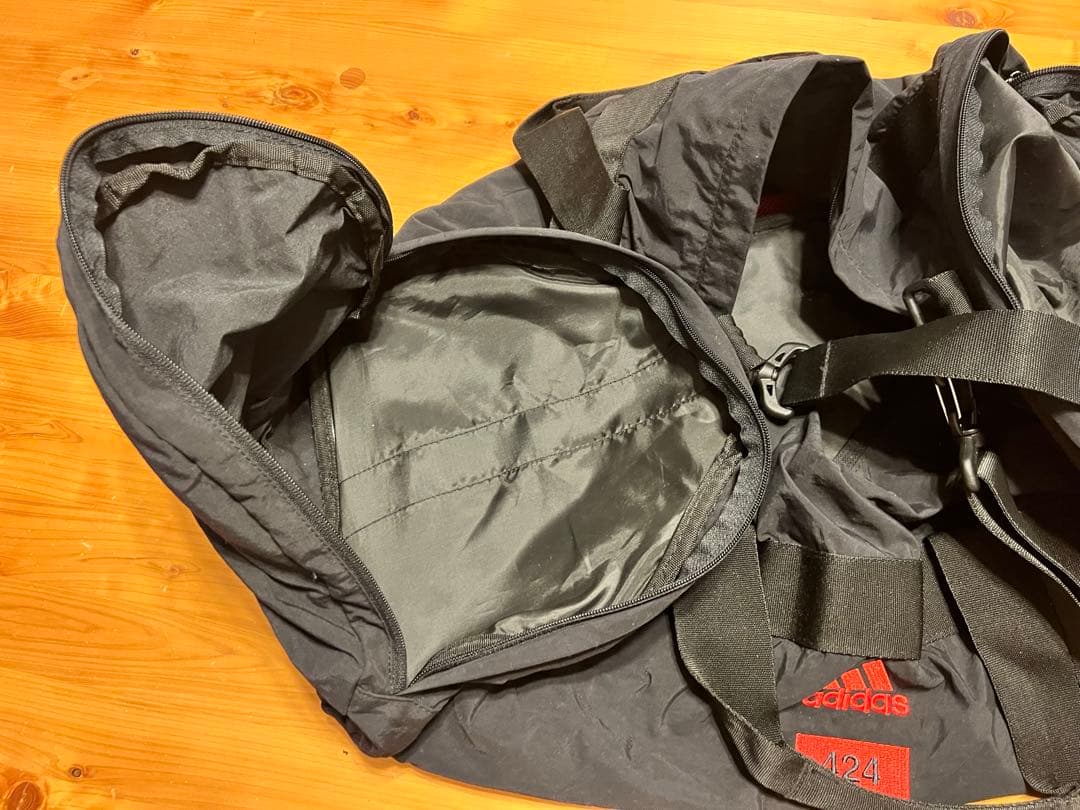 adidas × 424 × アーセナル　ダッフルバッグ ブラック／スカーレット