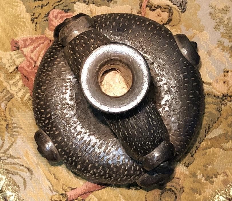 【 鐙形浮出文様注口壺 】　ペルー　チャビン土器