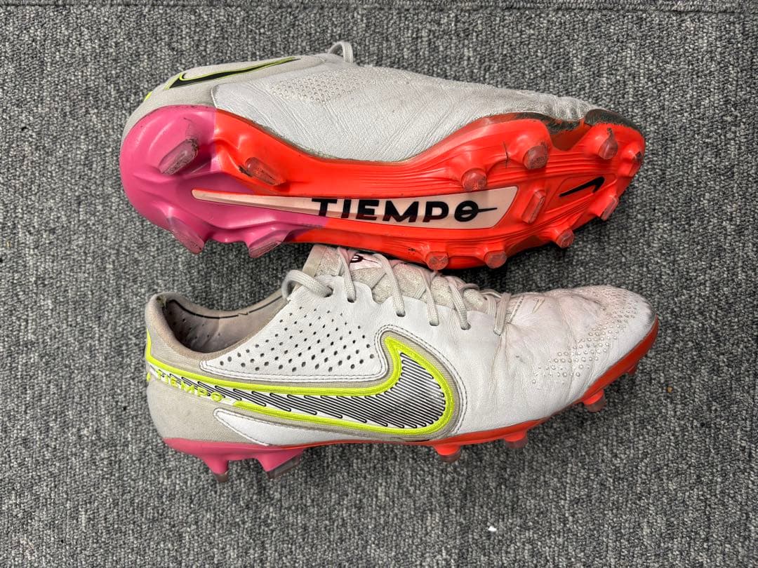 Nike Tiempo サッカーシューズ ホワイト/イエロー/ピンク