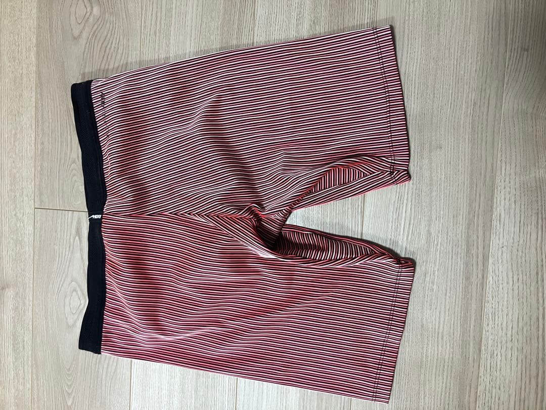 極美品　Nike トレーニングショーツ 赤黒ストライプ　サイズM