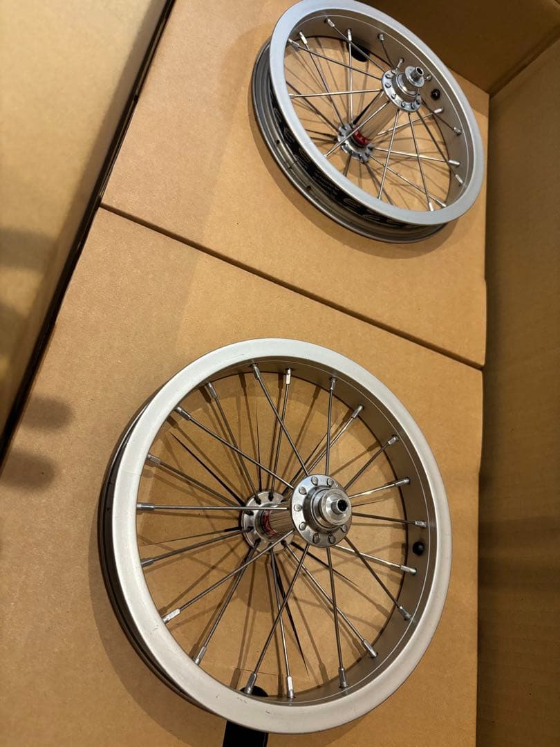ストライダー　レーシングホイール2本　DADDYLAB 本箱あり