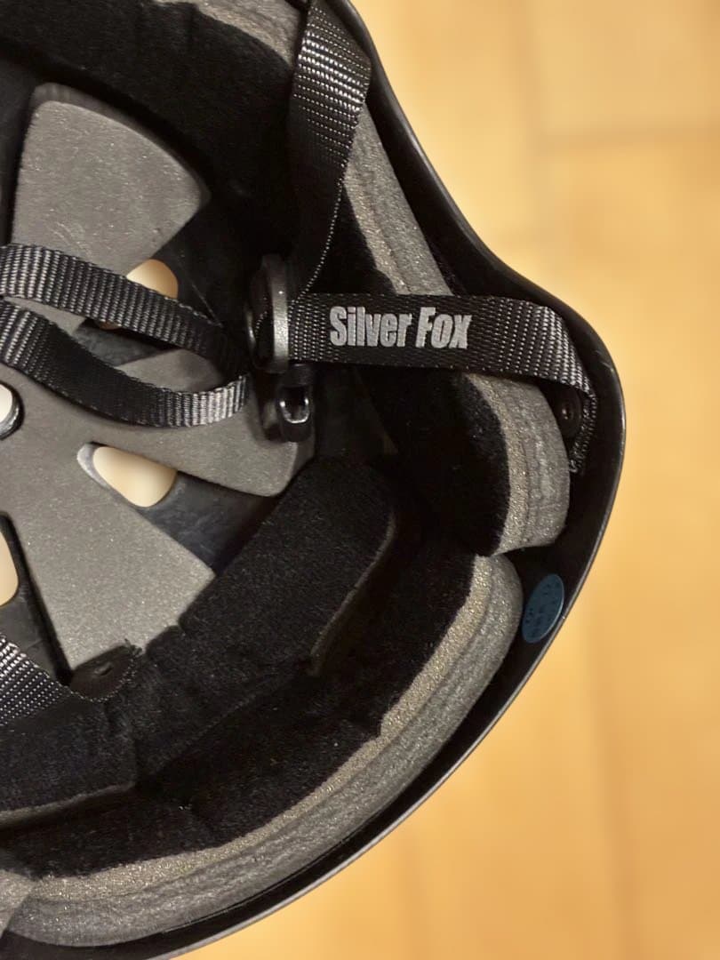 THREE WEATHER スケボーセット　ヘルメット　ニープロテクター