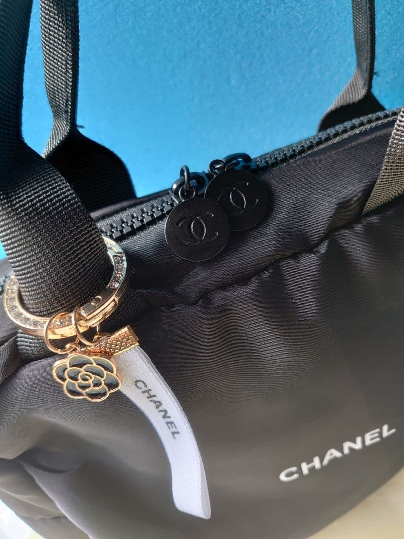 CHANEL　ノベルティ　ジッパー可愛いココマーク 　ブラックバッグ　チャーム付
