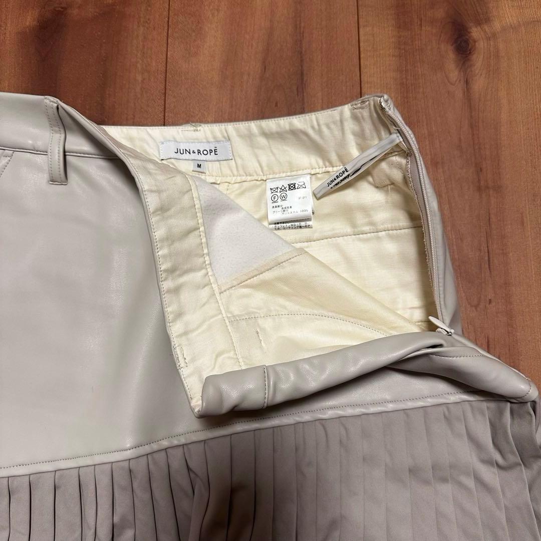 フェイクレザー　プリーツ　スカート　新品　サイズM ベージュ　ストレッチ　秋冬