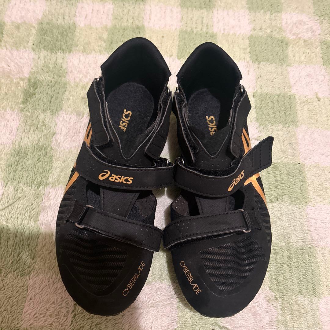 asics CYBERBLADE スパイクシューズ 黒/金 23.5