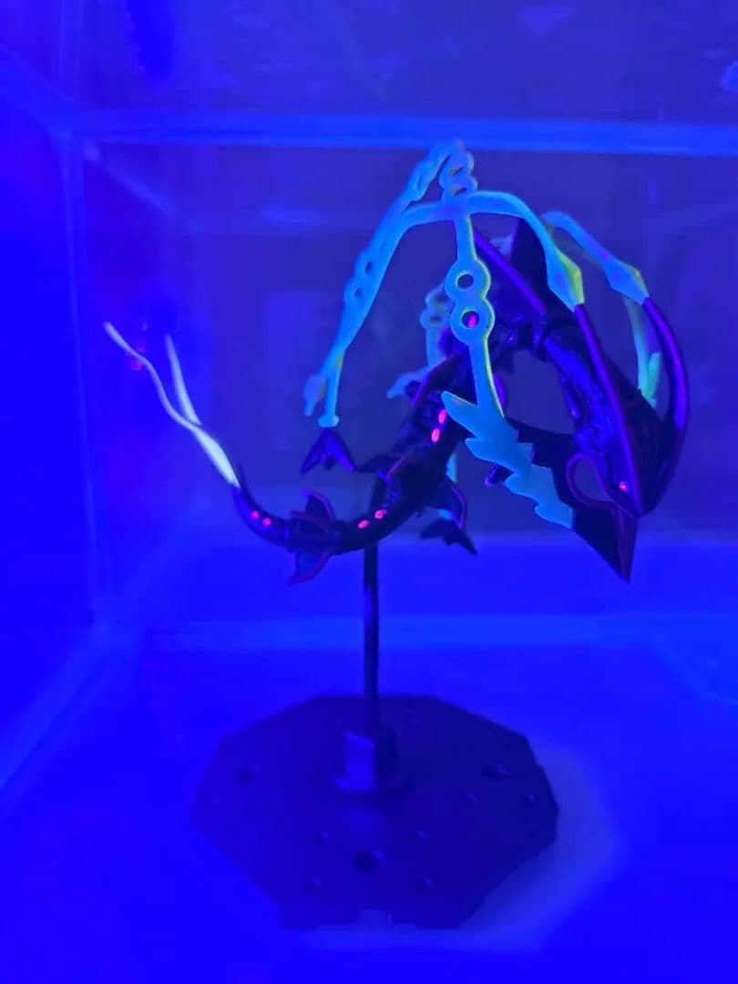 ポケモン　メガレックウザ　フィギュア ブラックライトで発光　モンコレ　塗装品