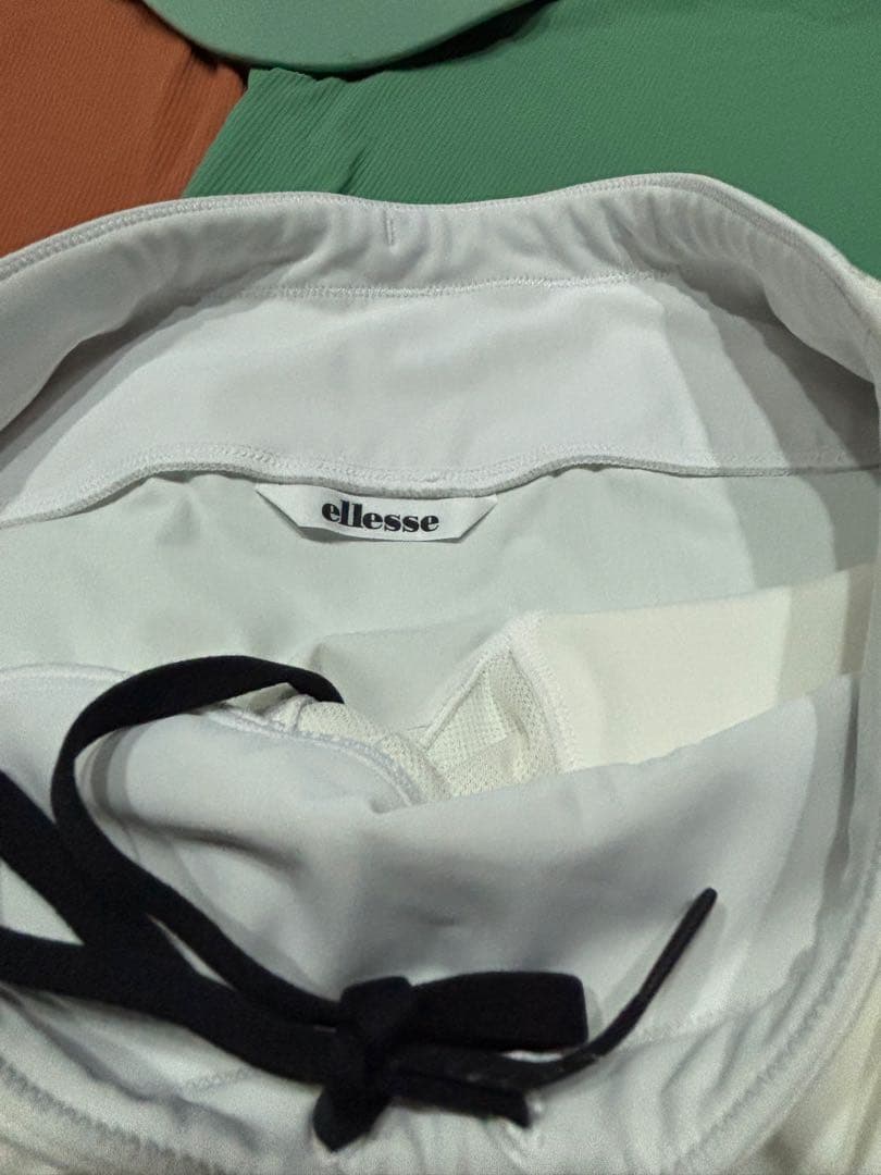 エレッセ　テニスウェア　レディースＭ　セット　シャツは新品
