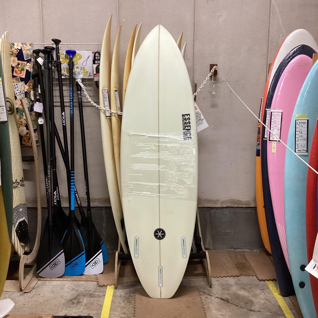 新品格安ショートボード 6’4エッセンスフィン付き黄ばみあり。