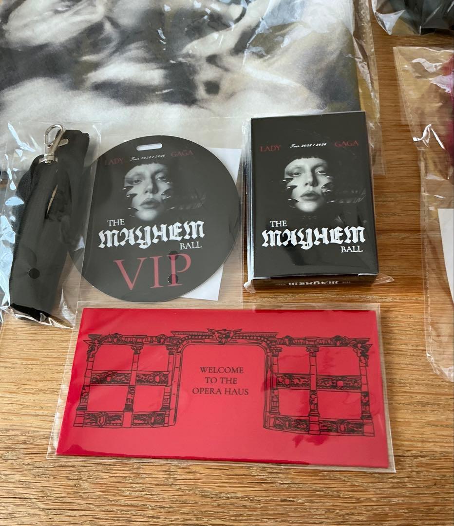 Lady Gaga The Mayhem Ball VIP Gold グッズ